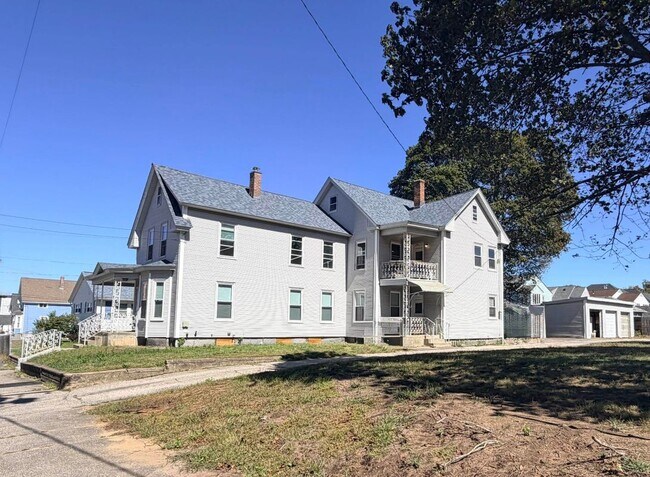 Building Photo - 153 Belmont St