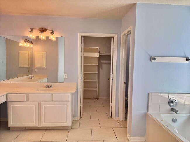 Building Photo - 14802 Bellflora Ct
