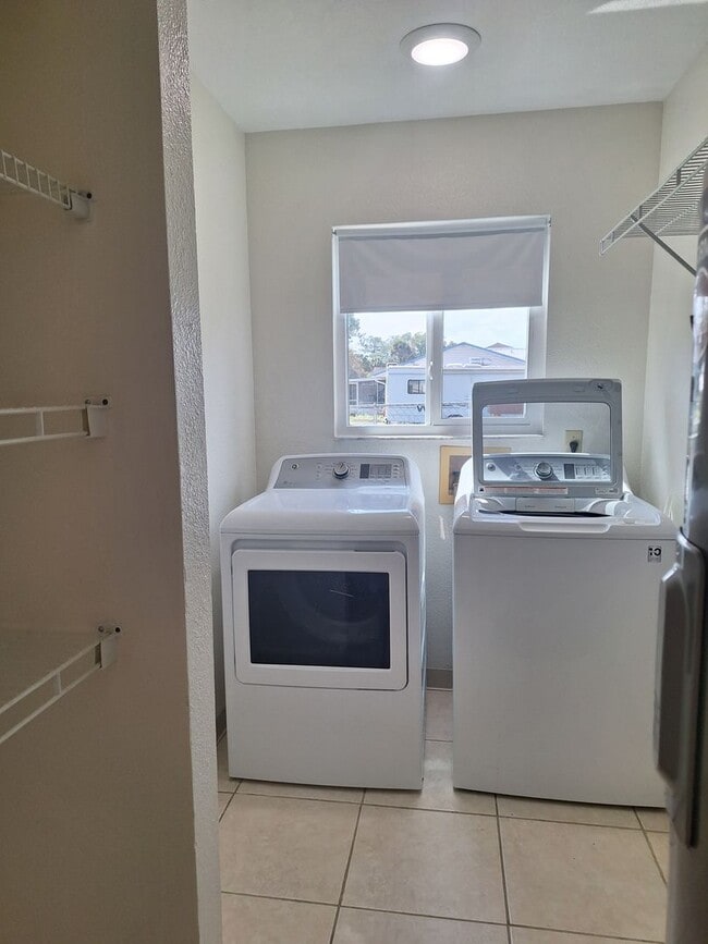 Building Photo - VERY WELL MAINTAINED FLORIDA SHORES 2BR 1BA DUPLEX FOR RENT
