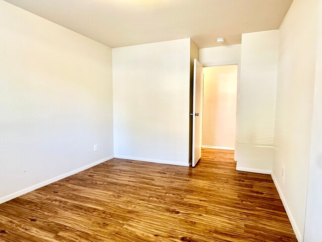 Building Photo - 2 Bed 1 Bath - Pets Welcome! Parking!