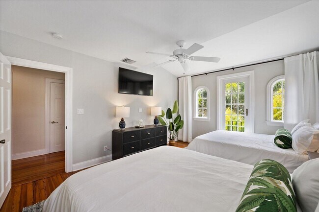 Building Photo - 221 Greymon Dr