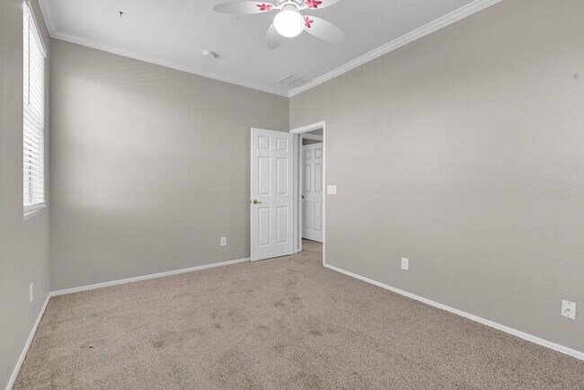 Building Photo - 2032 S Sabrina