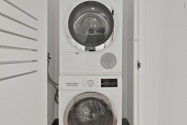 Building Photo - 2 Shore Ln