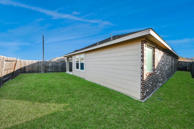 Building Photo - 24654 Greenwood Bay Dr