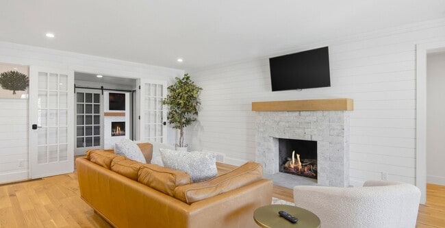 Building Photo - Furnished Executive Extended Stay Rental on Old Mission Peninsula