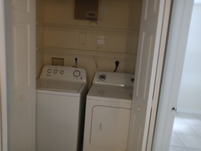 Building Photo - Spacious 3bedroom, 3bath condo unit