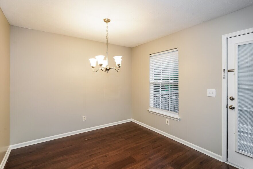 Building Photo - 712 Holland Ridge Dr
