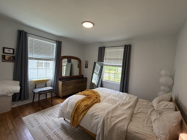 Building Photo - AVAILABLE EARLY JULY:  UPDATED 2 BEDROOM 1...