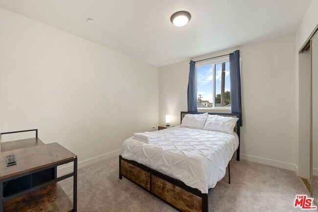 Building Photo - 865 E 49th St