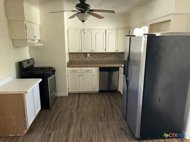 Building Photo - 304 Oak St