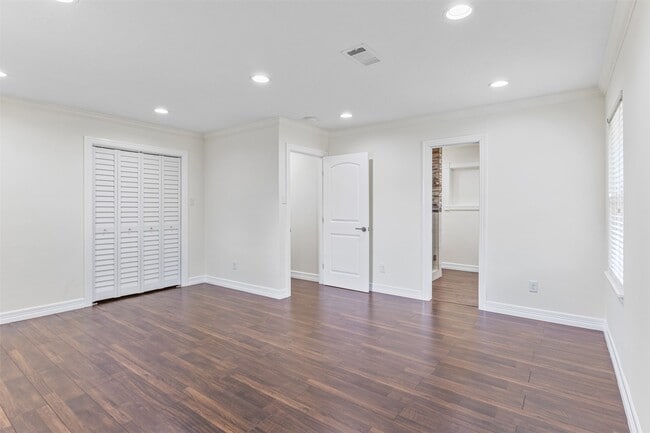 Building Photo - 1918 Crestdale Dr