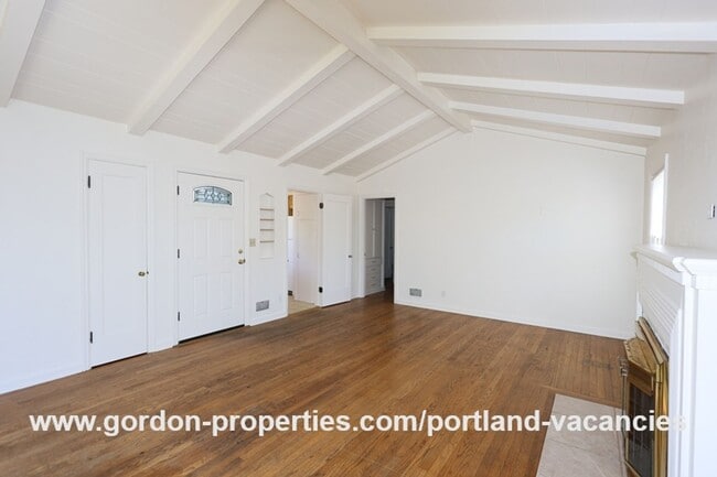 Building Photo - SE 57th Ave - 5 bedroom home with fireplac...