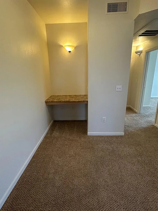 Building Photo - Beautiful 2 Bedroom 2 Bathroom in Roseville!