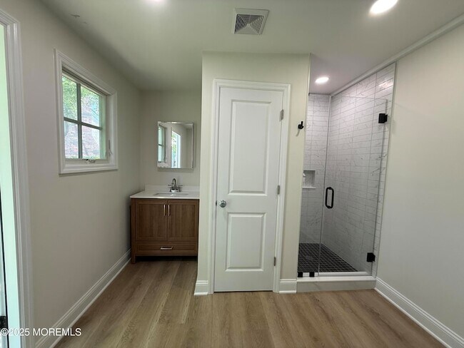 Building Photo - 977 Woodgate Ave