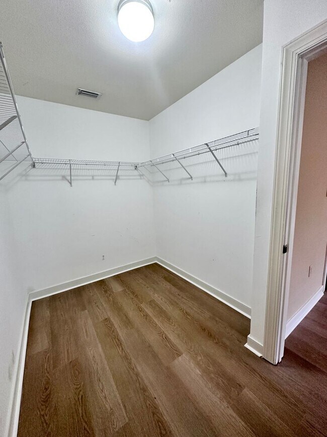 Building Photo - 50% OFF 1ST MONTH RENT ----- Adorable 3B/2.5B Unfurnished Townhome located in Twin Lakes Neighbor...