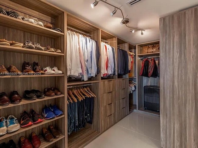 Building Photo - 1800 NE 114th St