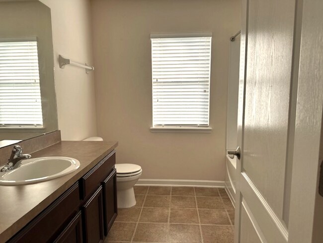 Building Photo - Large 3BD/2BA |Quiet Setting | Fenced Yard