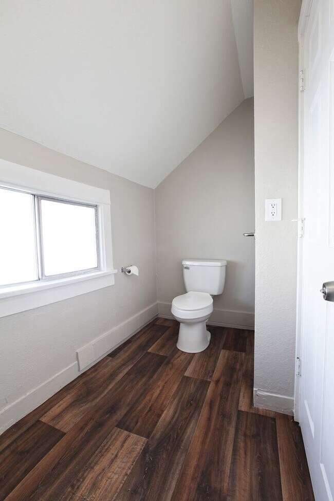 Building Photo - Darling 2 Bedroom Convenient Stanwood Home Move in Ready!