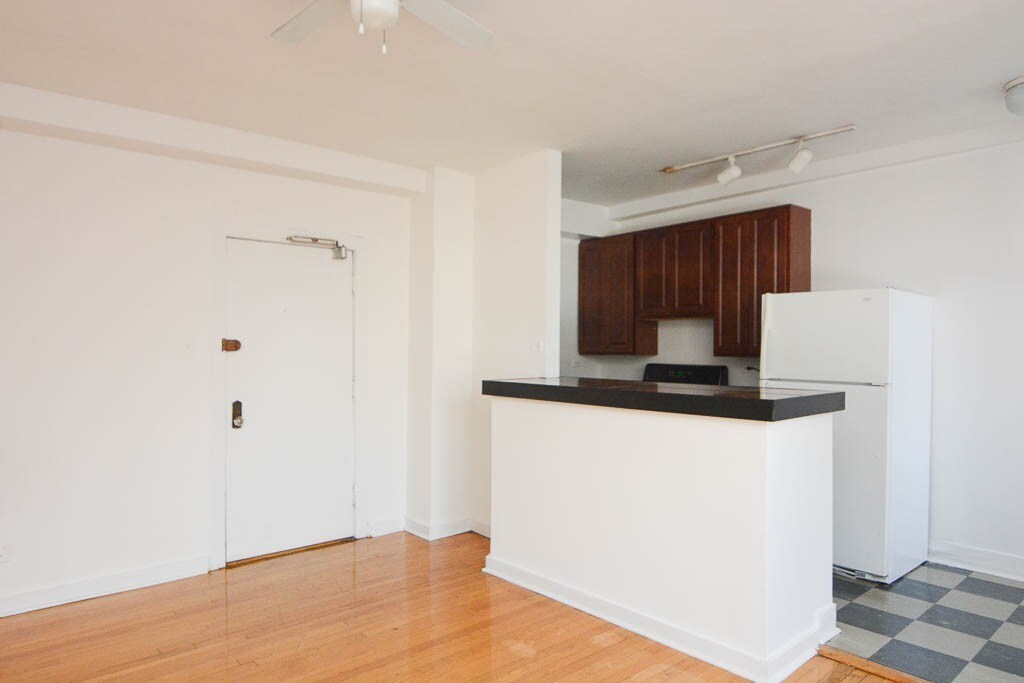 Building Photo - 941 W Carmen Ave