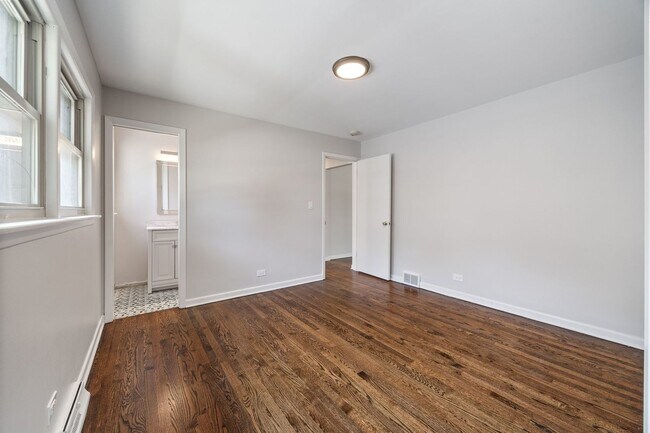 Building Photo - 4850 N Clifton Ave