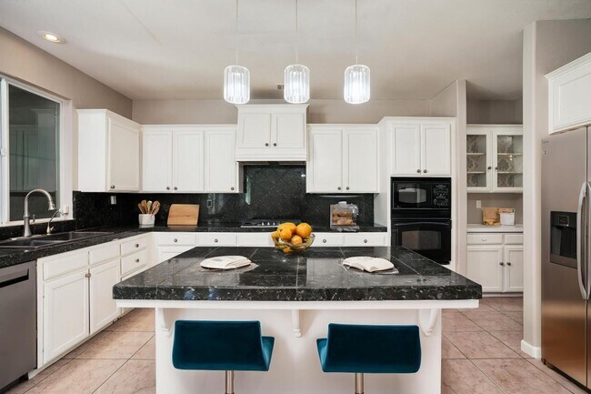 Building Photo - Perfect 6/3 Clovis Home for Large Family!