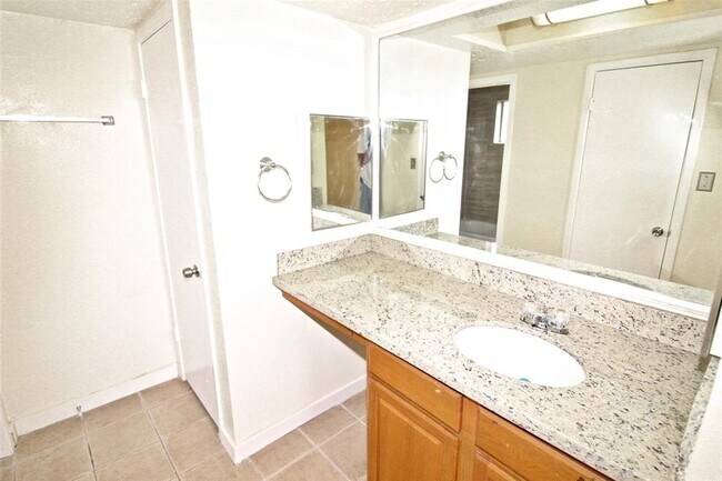 Building Photo - 10402 Gulfstream Ln