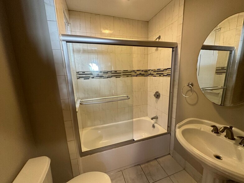 Building Photo - 258 Lexington St