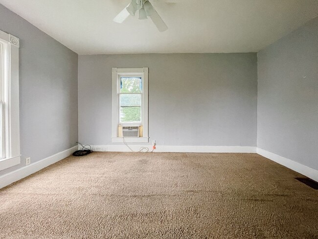 Building Photo - Near Local Shops and Restaurants