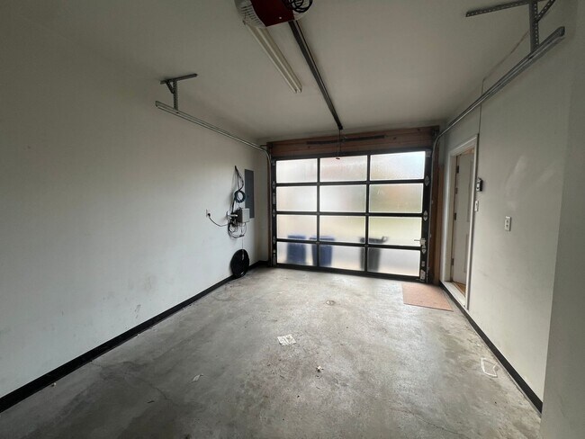 Building Photo - Beautiful 4 Bedroom/ 2.5 Bath with Integra...