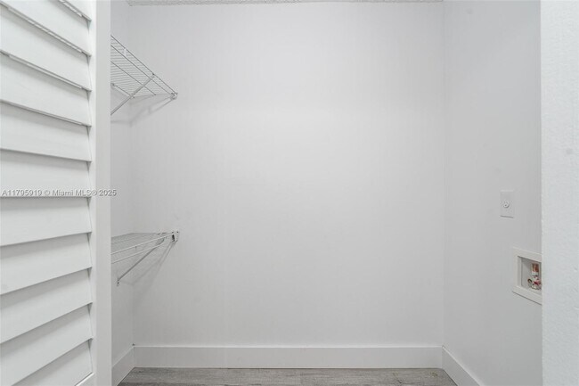 Building Photo - 2860 Somerset Dr
