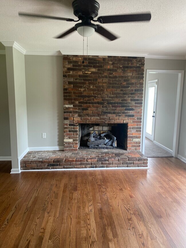 Building Photo - 704 Smith Way