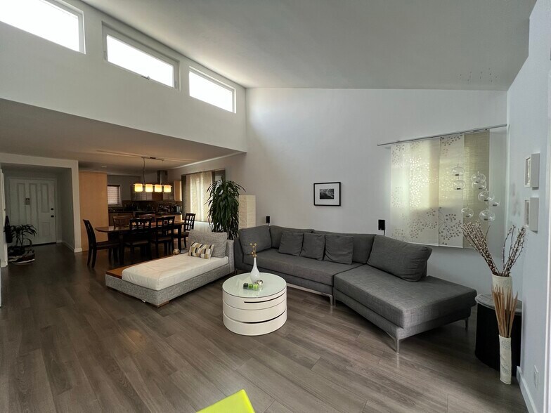 Building Photo - 6151 Canterbury Dr