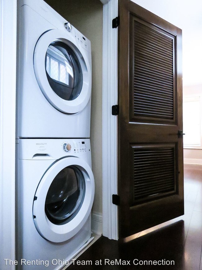 Building Photo - 166 E Gay St