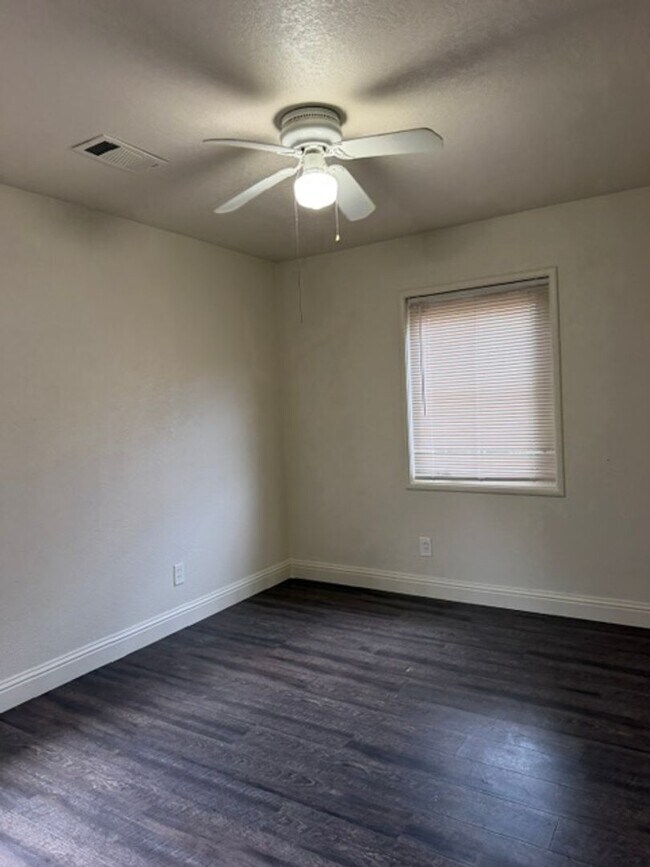 Building Photo - Desirable 3-bedroom 1 bath House