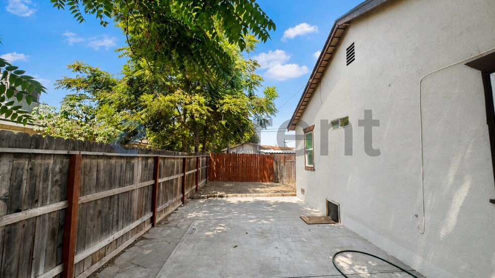 Building Photo - Unit 1