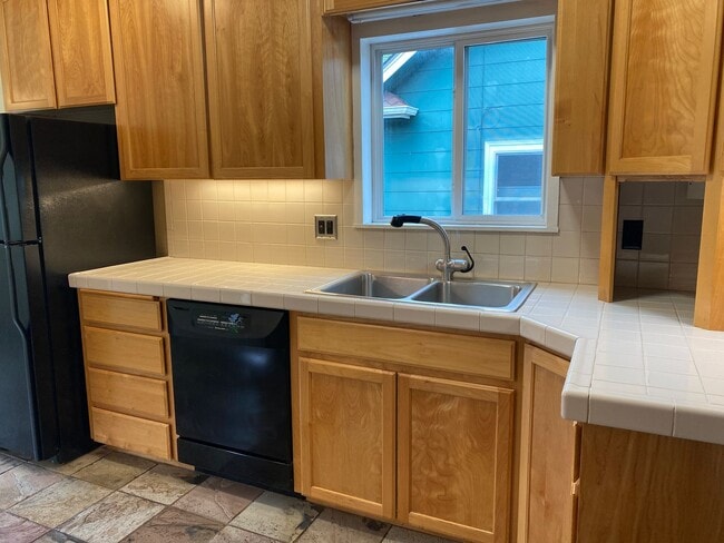 Building Photo - Arbor Lodge Bungalow!