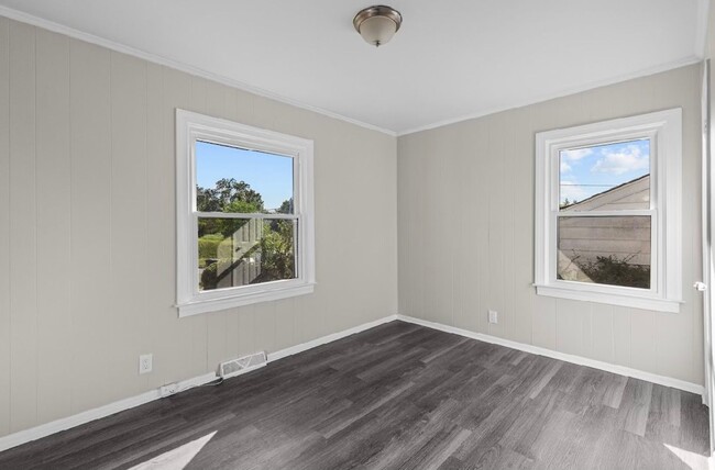 Building Photo - Beautifully Renovated 3 Bedroom 1 Bath Hom...