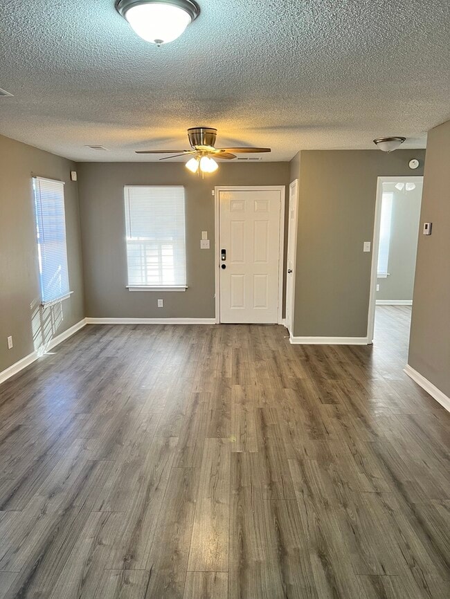 Building Photo - Huge 4 Bedroom Home For Rent