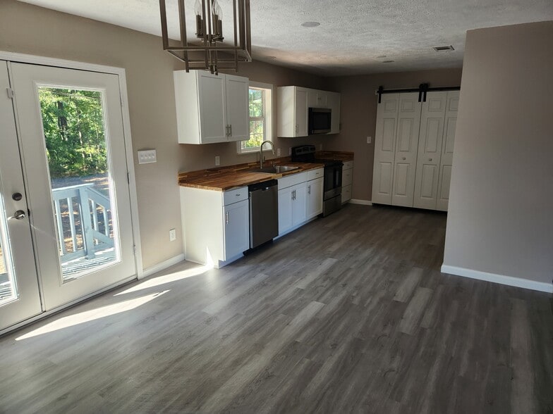 Building Photo - 7433 Dillon Ln