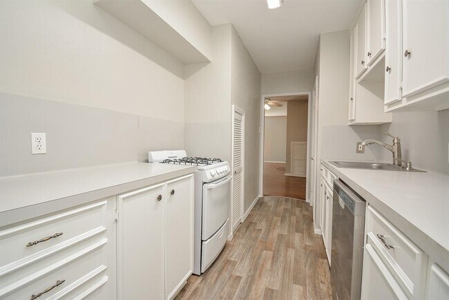 Building Photo - 2718 Wroxton Rd