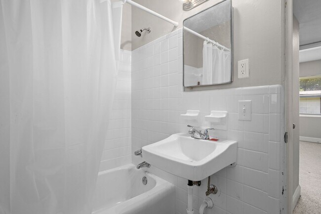Building Photo - 613 Edgecliff Dr