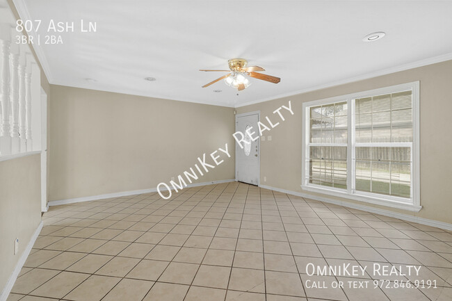 Building Photo - 807 Ash Ln
