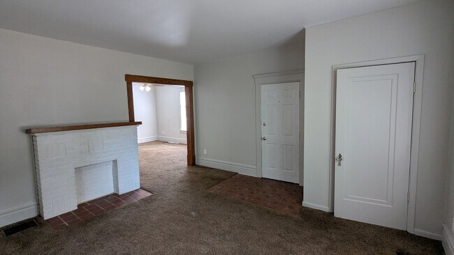 Building Photo - Come live in a charming 3-bedroom house in...