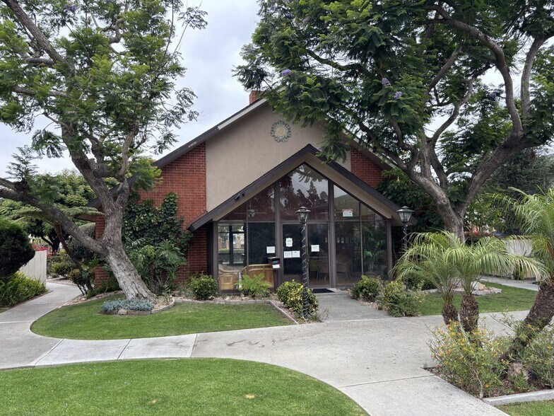 Club House - 5215 Sepulveda Blvd