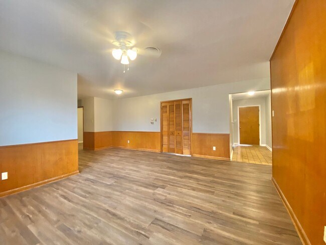 Building Photo - Newly Renovated 3 bed 2 bath