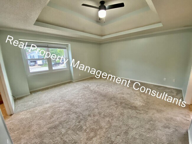 Building Photo - California Split-Level in Lee's Summit Sch...