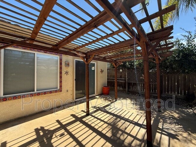 Building Photo - 523 Ruess Rd