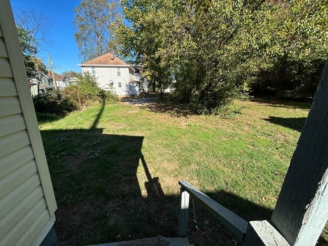 Building Photo - 1 Bed 1 Bath House Available To Rent For $...