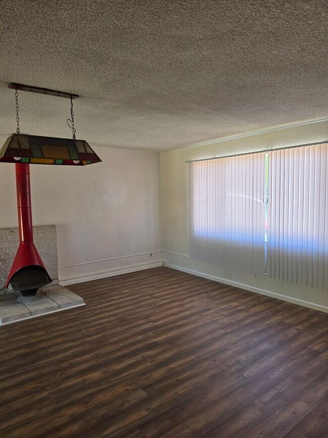 Building Photo - 3 Bedroom 2 Bath