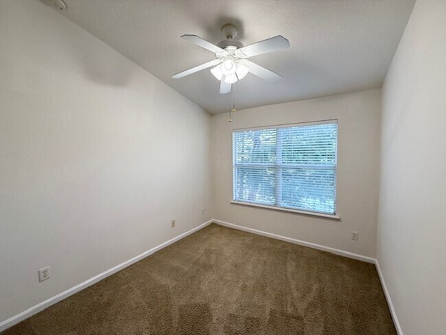 Building Photo - Beautiful 2-Bedroom Townhome with Loft and...